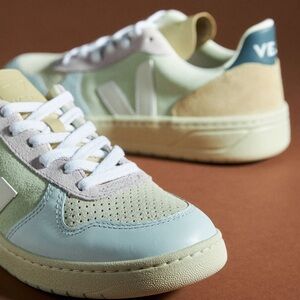 Veja Women's Sneakers - Beige and White